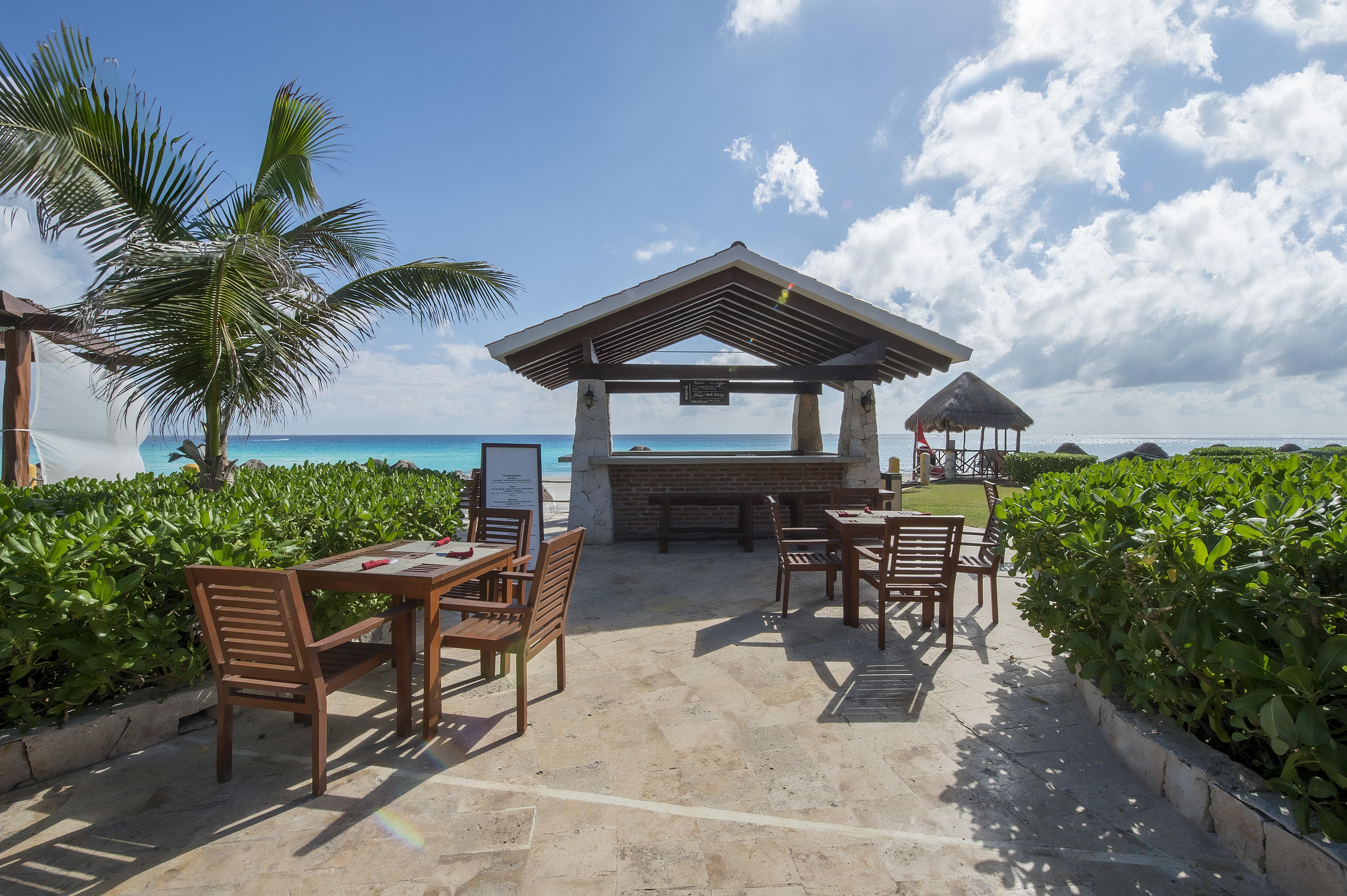 Fiesta Americana Condesa Κανκούν Εξωτερικό φωτογραφία Beach bar at the Grand Palladium Hotel, Playa del Carmen, Mexico