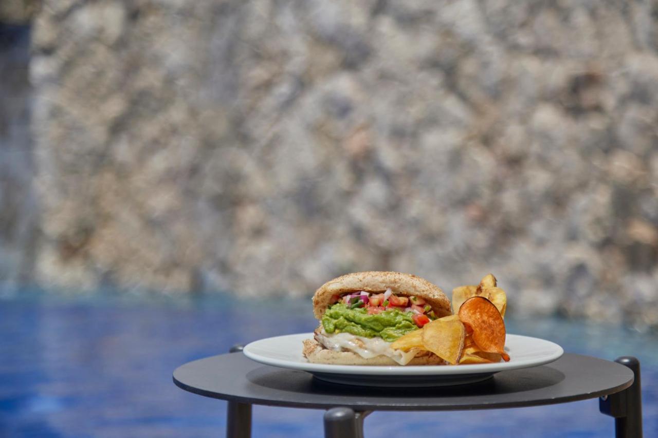 Fiesta Americana Condesa Κανκούν Εξωτερικό φωτογραφία A vegan burger