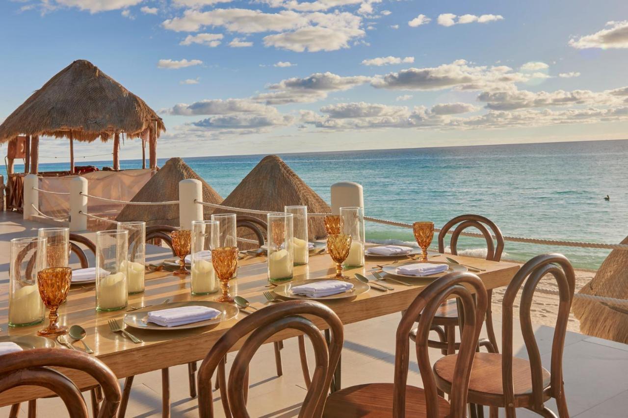 Fiesta Americana Condesa Κανκούν Εξωτερικό φωτογραφία Beachfront dining at the resort