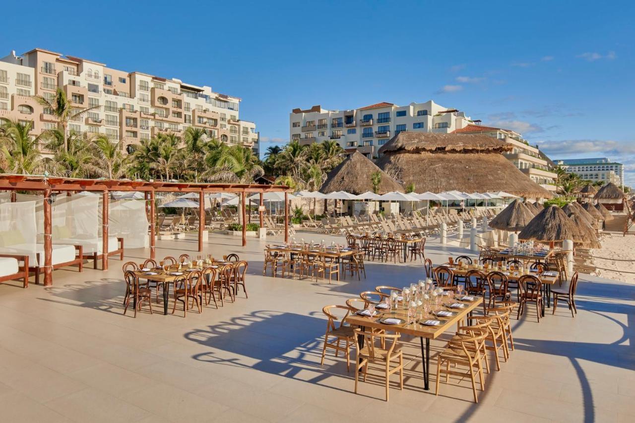 Fiesta Americana Condesa Κανκούν Εξωτερικό φωτογραφία Beachfront dining at the resort