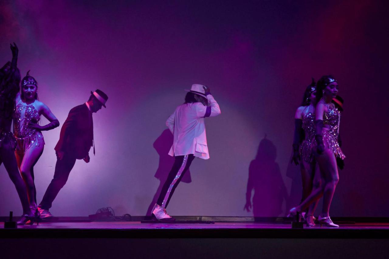 Fiesta Americana Condesa Κανκούν Εξωτερικό φωτογραφία Michael Jackson performing "Smooth Criminal" on the 2009 tour.