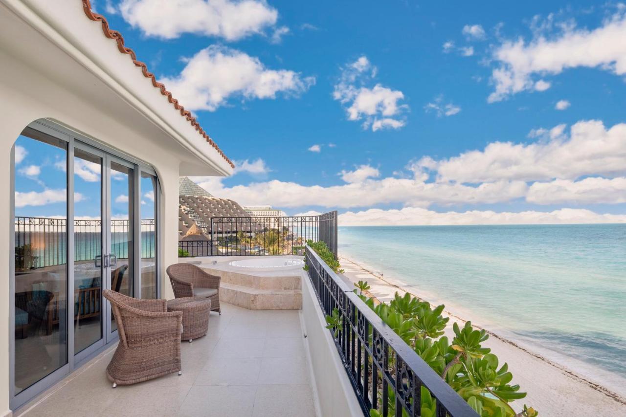 Fiesta Americana Condesa Κανκούν Εξωτερικό φωτογραφία Balcony of a suite at the Iberostar Grand Hotel Bávaro
