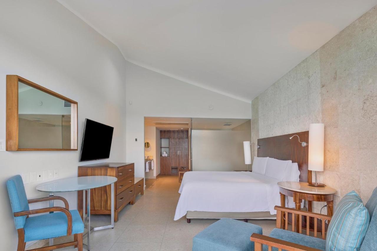 Fiesta Americana Condesa Κανκούν Εξωτερικό φωτογραφία A guest room at the Hilton Vallarta Bay Resort